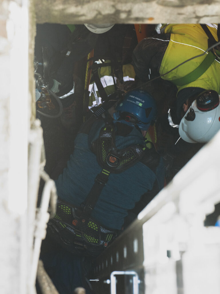 Briefing operativo con procedure di emergenza e check DPI