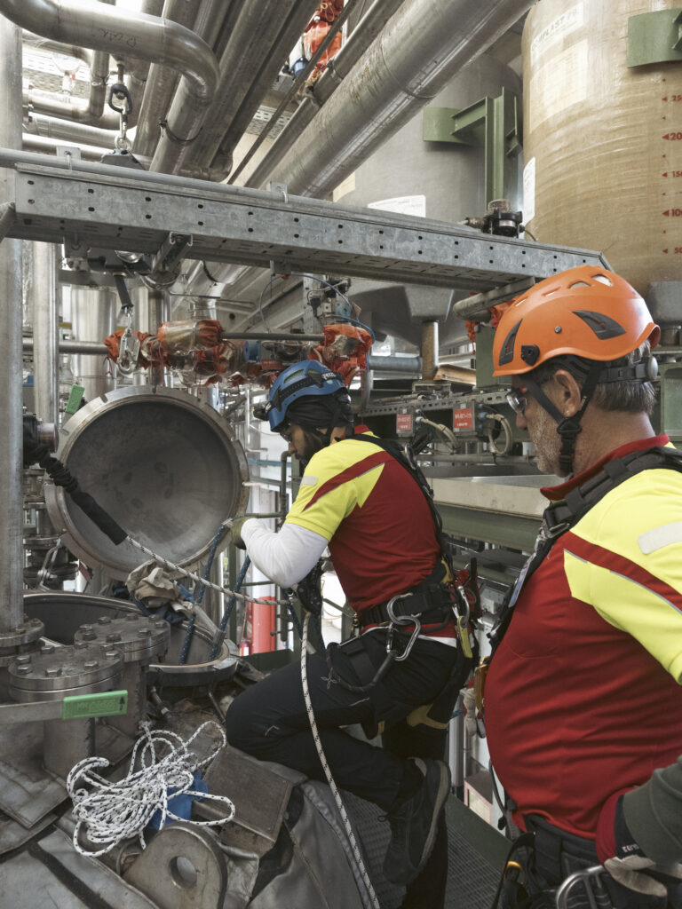 Tecnico HSE verifica segnali ATEX e accessi a reattore